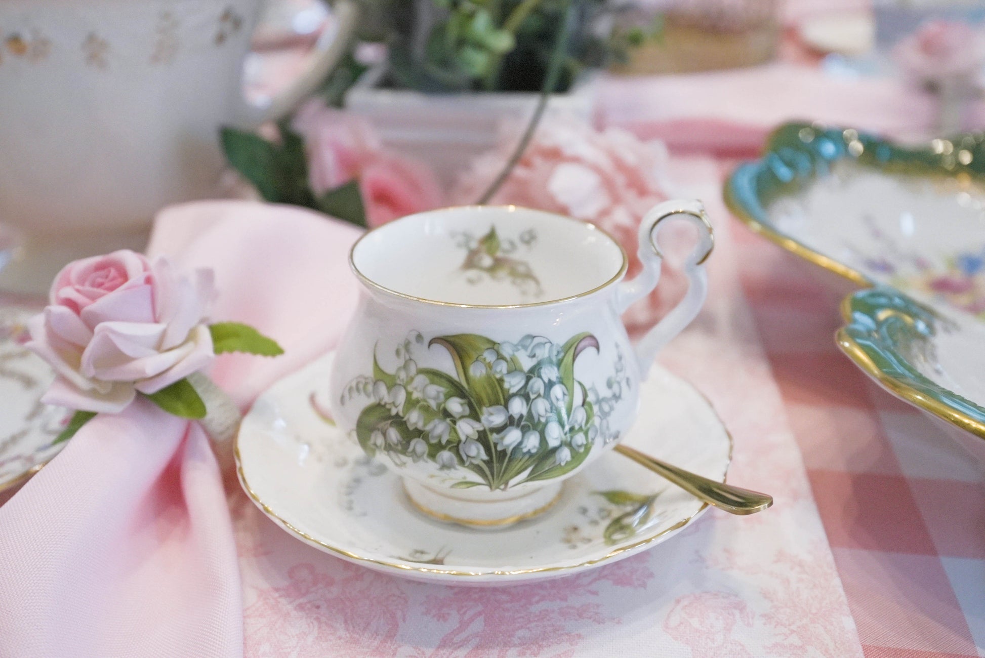 vintage teacups and saucers with luncheon plates